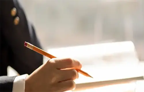 연필을 든 사람